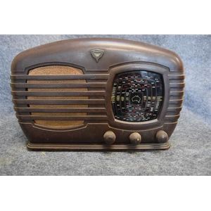 A Gemalex Brown Bakelite valve radio serial number 10016640, 21…