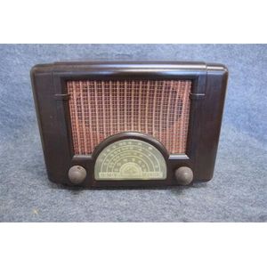 An HMV Minor brown Bakelite valve radio serial number n/a, 18.5…
