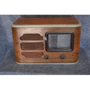 A Ferrotune timber cased valve radio with Bakelite knobs 240v… - Radios ...