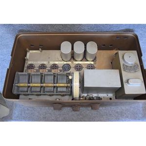 A Silvertone tin cased valve radio AF missing valves serial…