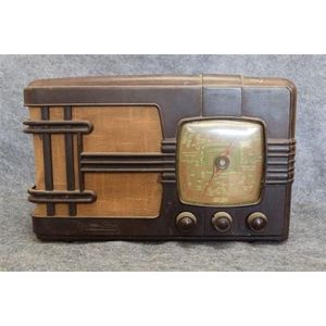 A Malvern Star 625 brown Bakelite valve radio serial number…