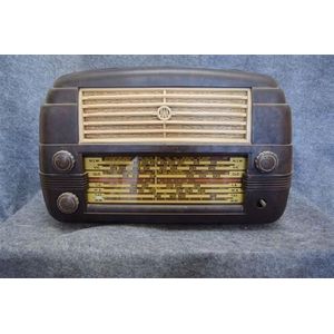 An AWA Radiola 527MA brown Bakelite valve radio missing one…