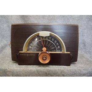 A General Electric 409 brown Bakelite valve radio 110v serial…