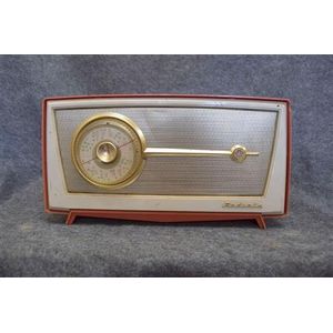An AWA Radiola Model 586MA salmon and white valve radio damage…