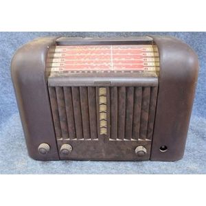 An Airzone N3102 brown Bakelite valve radio 240v one knob…