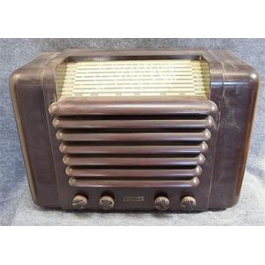 An Airzone model 5A2C3 brown Bakelite valve radio 240v serial…