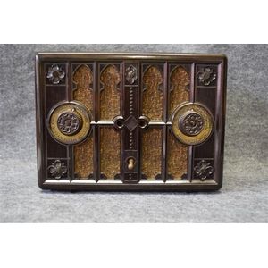 An International Radio Corporation Kadette Model H brown…