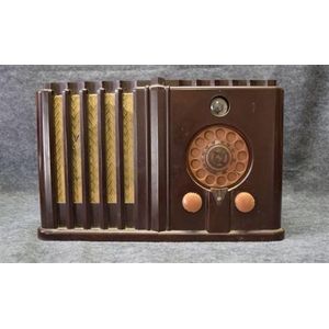 A Wards Airline Radio 62-636 brown Bakelite valve radio serial…