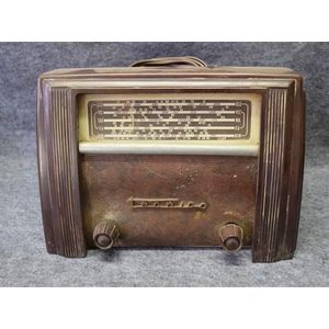 A Tecnico brown Bakelite valve radio 240v AF serial number n/a,…