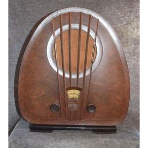 A Philips 834AS Super Inductance Bakelite front valve radio…
