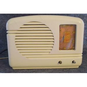 A Healing Golden Voice L401E cream Bakelite radio missing back…