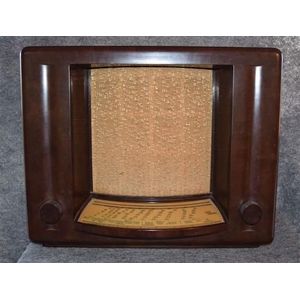 A Philips Radio Player V7A c1937 brown Bakelite valve radio…