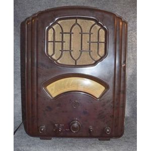 A Saba 311WL brown Bakelite valve radio c1930 serial number…