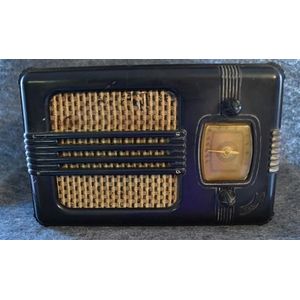 An RPC Chicago S Mantola brown Bakelite valve radio, serial…