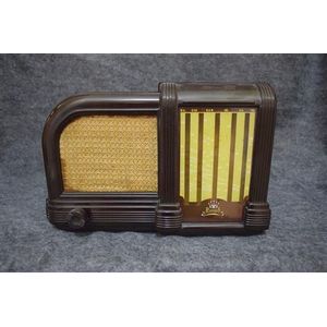 A Monarch DKL brown Bakelite valve radio serial number 1940, 19…