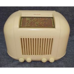 A Kriesler 11-20 white Bakelite valve radio crack to base…