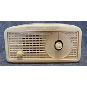 An Astor Mickey HQ2800 cream Bakelite valve radio, AF serial…