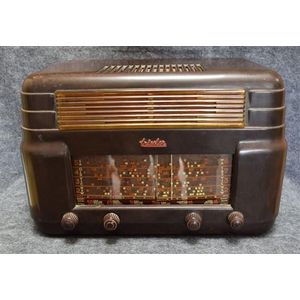 A Kriesler Model 11-7 brown Bakelite valve radio cracked dial…