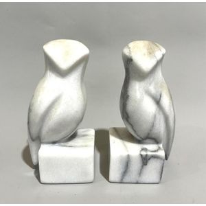 Two carved marble owl bookends, height 19 cm