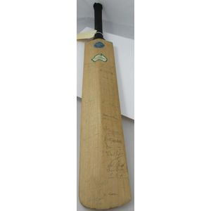 1977 'The Australian bat Co.' full size cricket bat signed…
