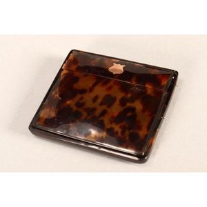 Tortoiseshell cigarette case, decorated with shield, a/f, 8 cm…