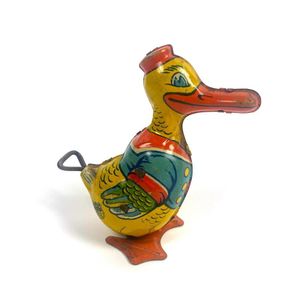 J Chien & Co, USA, tin plate litho wind up duck, c.1950, 9 x 7…
