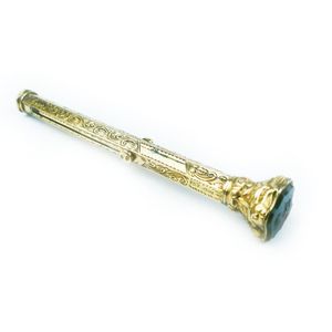 Propelling pencil in 9ct yellow gold with shield shaped blood…