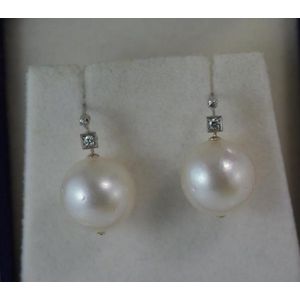 Good 18ct gold, Broome pearl & diamonds earrings pearl is good ...