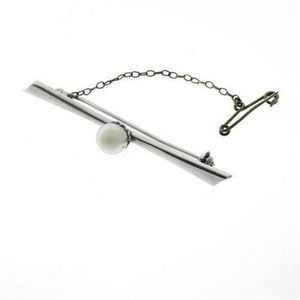 A vintage 18ct white gold Peal brooch, centring on a fine…