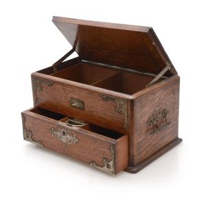 Early oak travelling box. Lid opens to fitted interior and 1…
