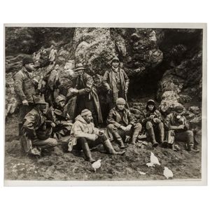 Official original photograph by Captain Frank Hurley: Image A4…