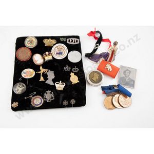 Display of small Royal Family memorabilia and collectables…