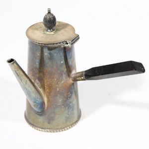 A Mappin & Webb silver plate chocolate pot, height 13 cm