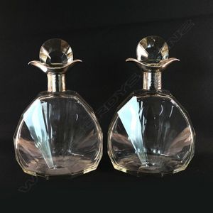A pair of Art Deco crystal decanters, sunray facetted flask…