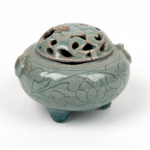 An antique Korean lotus design porcelain censer, 17th/18th&hellip;