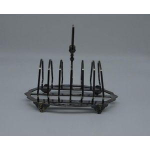An English 20th century silver-plated toast rack, marked WH. - Bukowskis