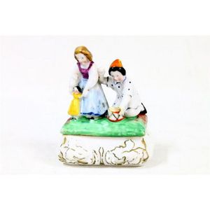 An early porcelain lidded trinket box surmounted with figures…