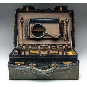 Vintage vanity online set in a case