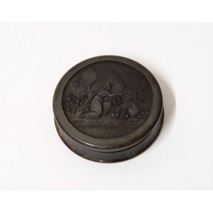 An early 19th century pressed horn circular lidded snuff box,…