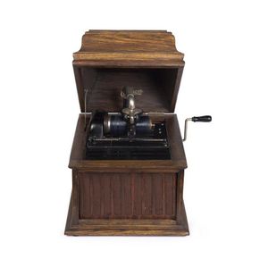 Edison table top cylinder phonograph in oak case. 34 cm high,…