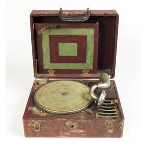 Cuckoo 'Junior'American made portable gramophone in red…