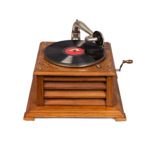 HMV table model gramophone, 20th century. 29 cm high, 38 cm…