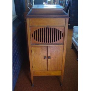 The Brooklyn 78RPM cabinet gramophone 52 cm wide, 120 cm high,…