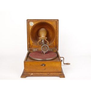 Vintage Wind-Up Replica Gramophone Player w/ Phonograph & Brass