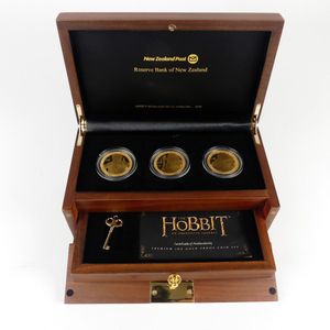 A set of three N.Z. 2013 'The Hobbit $10 proof 1 troy oz. gold…