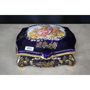 A continental porcelain jewellery casket. Having central…