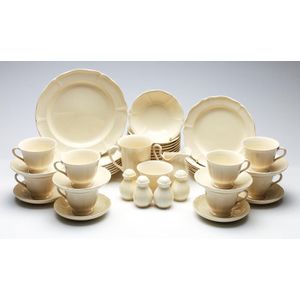 Wedgwood 'Queens Plain' Dinner Service - Wedgwood - Ceramics