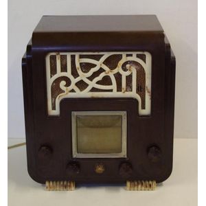 AWA The Fisk Radiolette valve radio in bakelite case, 31 cm…