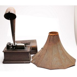 An Edison standard phonograph untested 15 cm x 31 cm x 23 cm