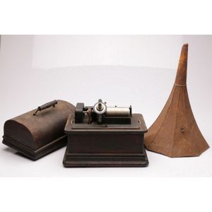 An Edison standard phonograph untested 15 cm x 31 cm x 23 cm